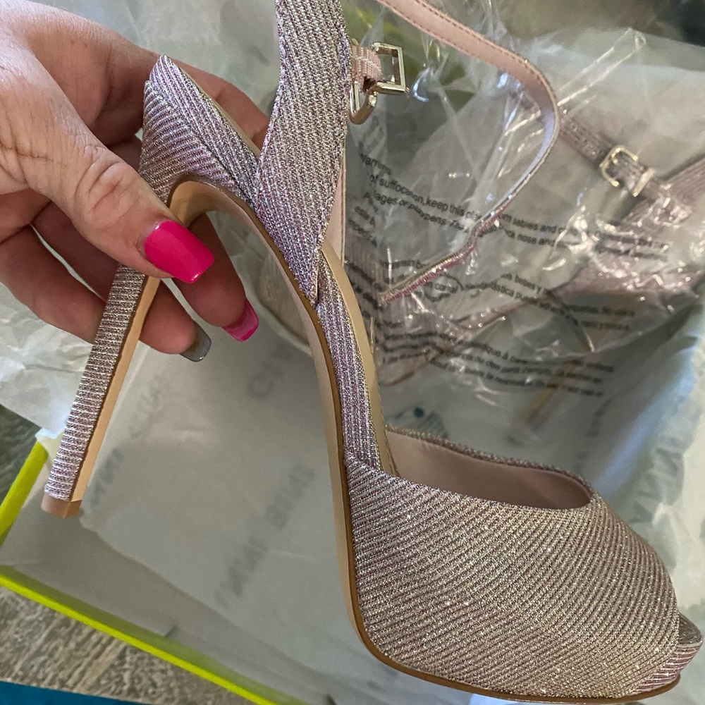 7.5 Gianni Bini Heels. Open Toed. Style: camwren sweet pink